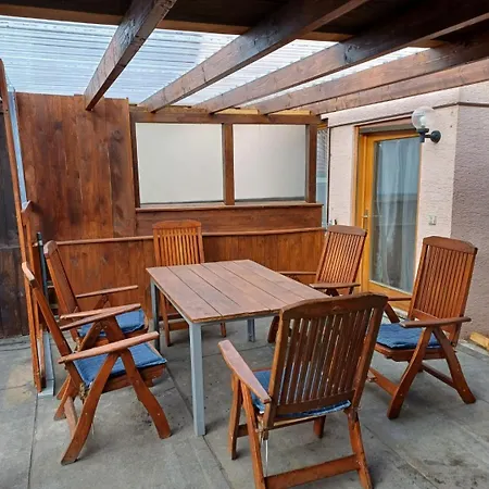 Erdgeschosswohnung Mit 3 Schlafzimmer アパート